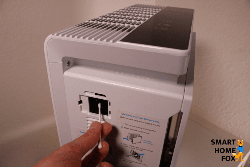 Der Luftqualitätssensor wird mit einem Wattestäbchen gereinigt